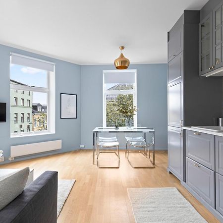 Modern And Bright Apartment In Central Осло Экстерьер фото